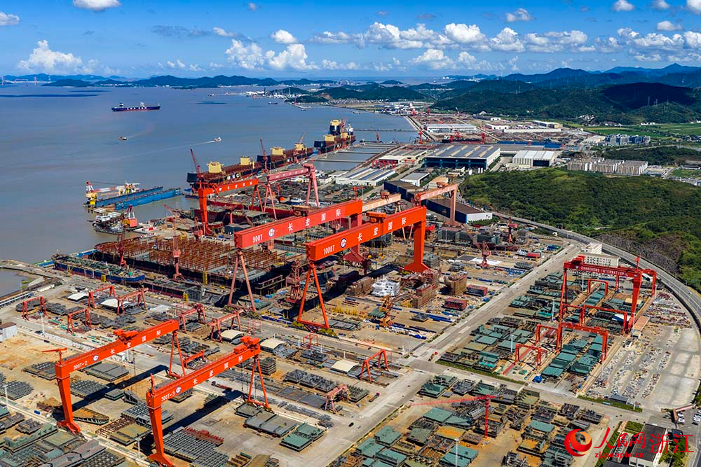 空中俯瞰浙江省舟山市定海工業園區的長宏國際船舶修造有限公司。人民網 章勇濤攝