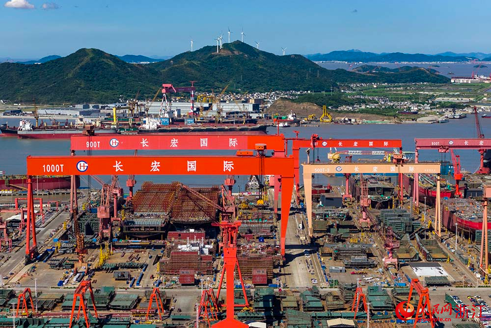 近日，在浙江省舟山市定海工業園區，長宏國際船舶修造有限公司各類機械化設備有序運轉。人民網 章勇濤攝