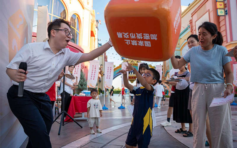 市民參與游戲互動環節。中國銀行寧波市分行供圖