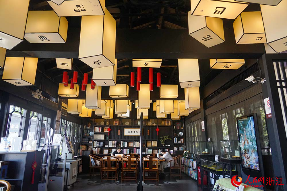 浙江省溫州市鹿城區的城市書房內，不少市民在閱讀學習。人民網 章勇濤攝