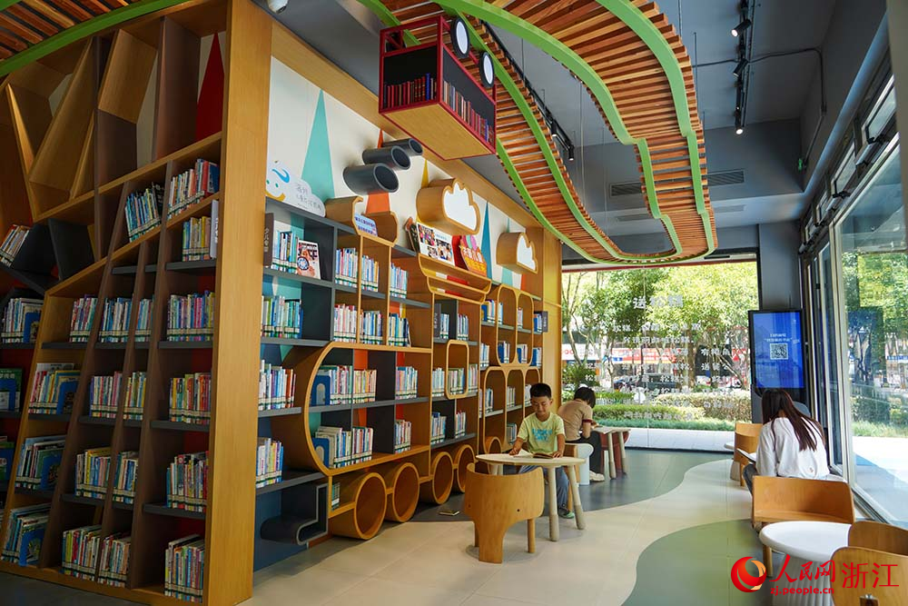 浙江省溫州市鹿城區的城市書房內，不少市民在閱讀學習。人民網 章勇濤攝
