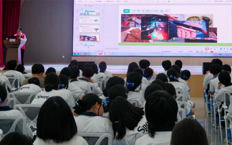 志愿者為高一新生上法治課。胡米伽攝