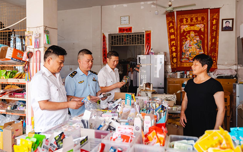 煙草專賣局與市場監管部門對校園周邊商戶開展聯合檢查。徐旭東攝