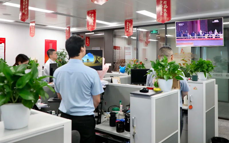 收看電視直播。平安銀行杭州分行供圖