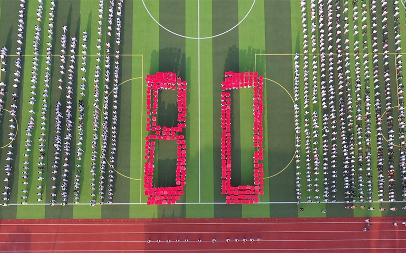 學生方陣排成“80”字樣。桐鄉市委宣傳部供圖