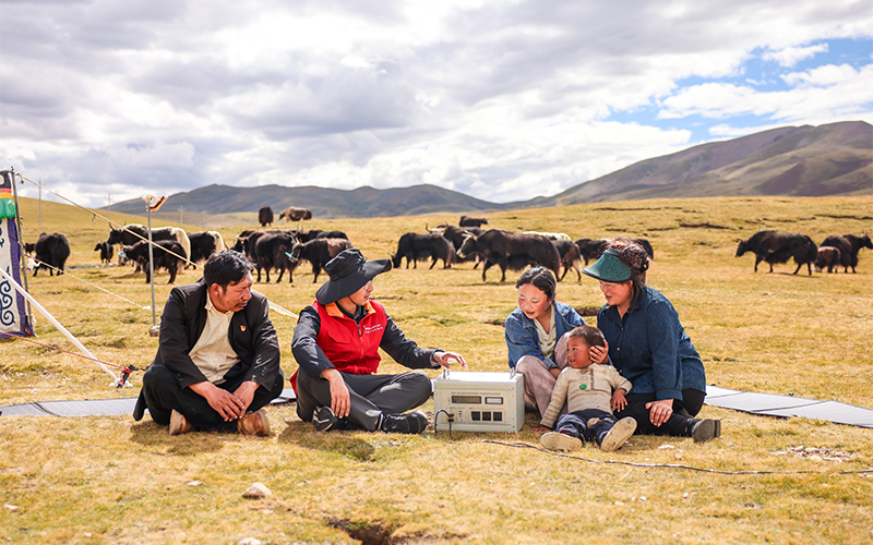 項目團隊成員向牧民講述“移動式光儲一體微電站”的使用規范。毛一豐攝
