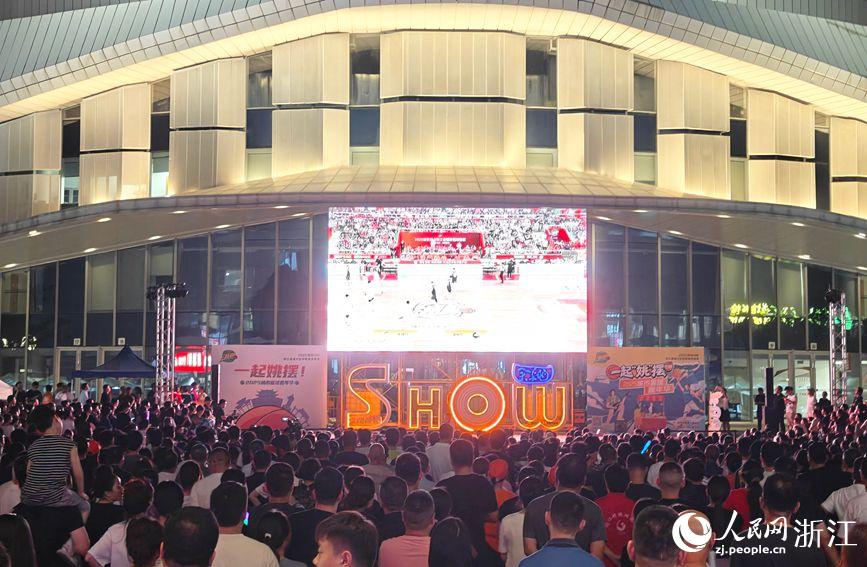 “浙BA”余姚主場迎戰金華隊時，直播觀賽點熱鬧非凡。人民網記者 張帆攝