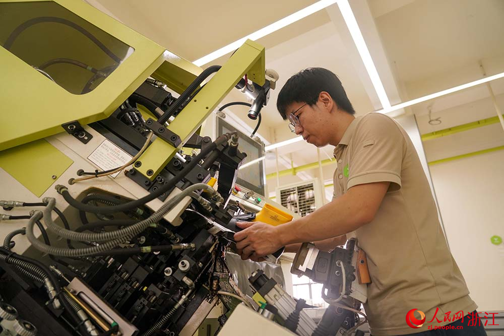 浙江省溫州市鹿城區的鞋企生產車間，工人在生產線上趕制訂單。人民網 章勇濤攝