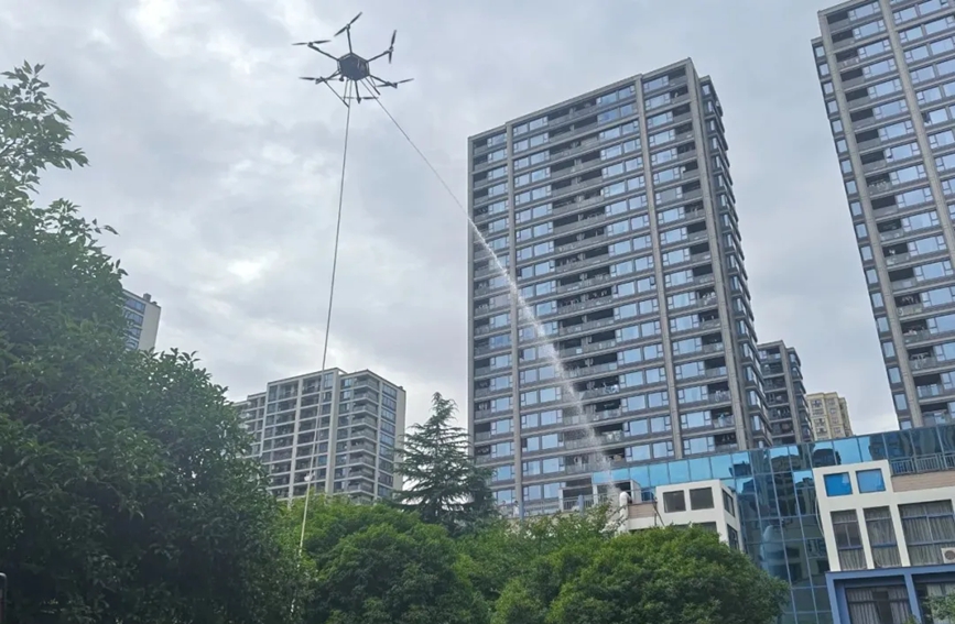 消防演習種，無人機在高樓滅火中具有獨特優勢。翔龍航空供圖