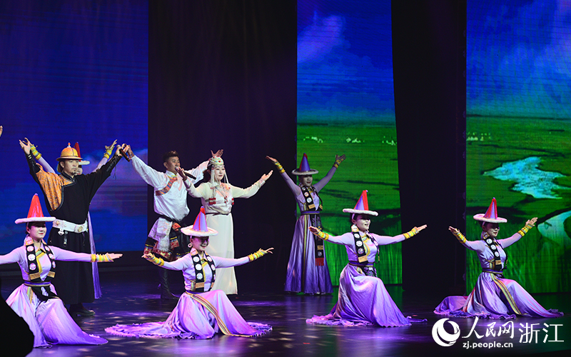 民族舞表演。人民網記者 艾宇韜攝
