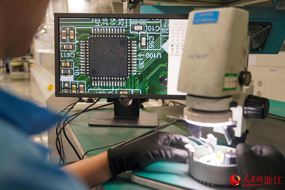 在浙江麗水經濟技術開發區一家企業的自動化生產車間，工人在趕制訂單。人民網 章勇濤攝