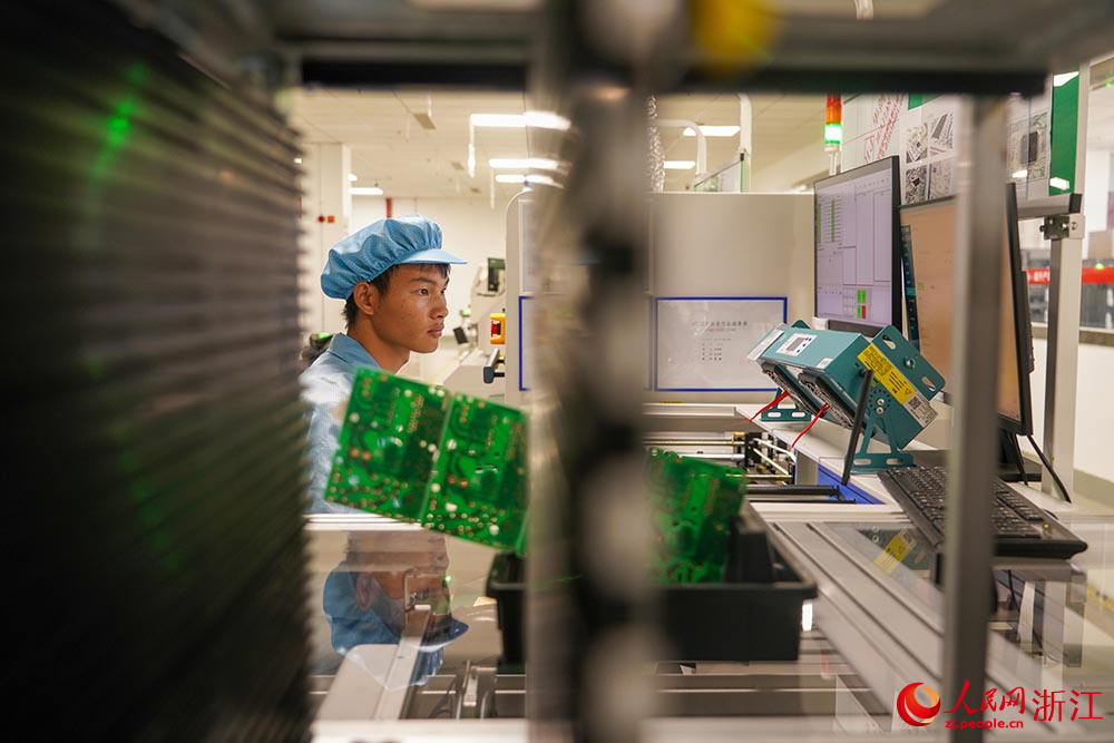 在浙江麗水經濟技術開發區一家企業的自動化生產車間，工人在趕制訂單。人民網 章勇濤攝