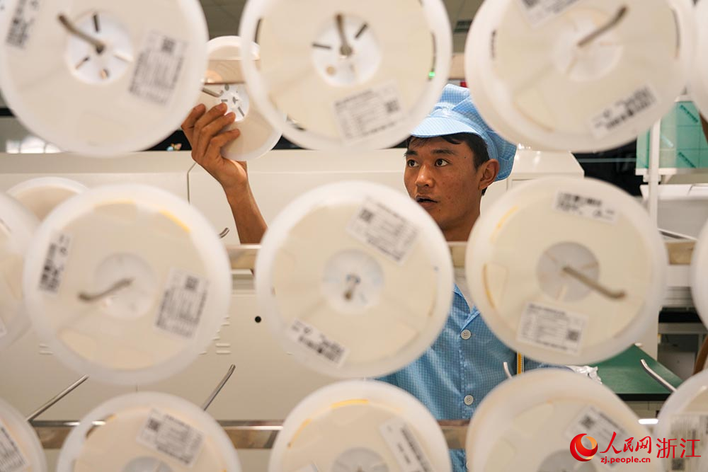 在浙江麗水經濟技術開發區一家企業的自動化生產車間，工人在趕制訂單。人民網 章勇濤攝