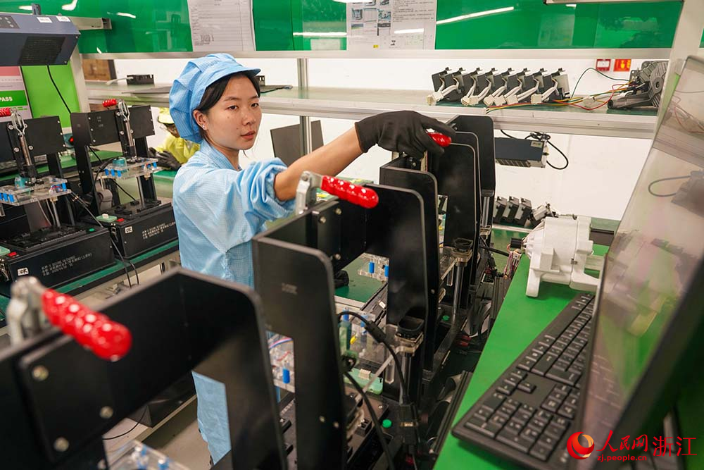 在浙江麗水經濟技術開發區一家企業的自動化生產車間，工人在趕制訂單。人民網 章勇濤攝