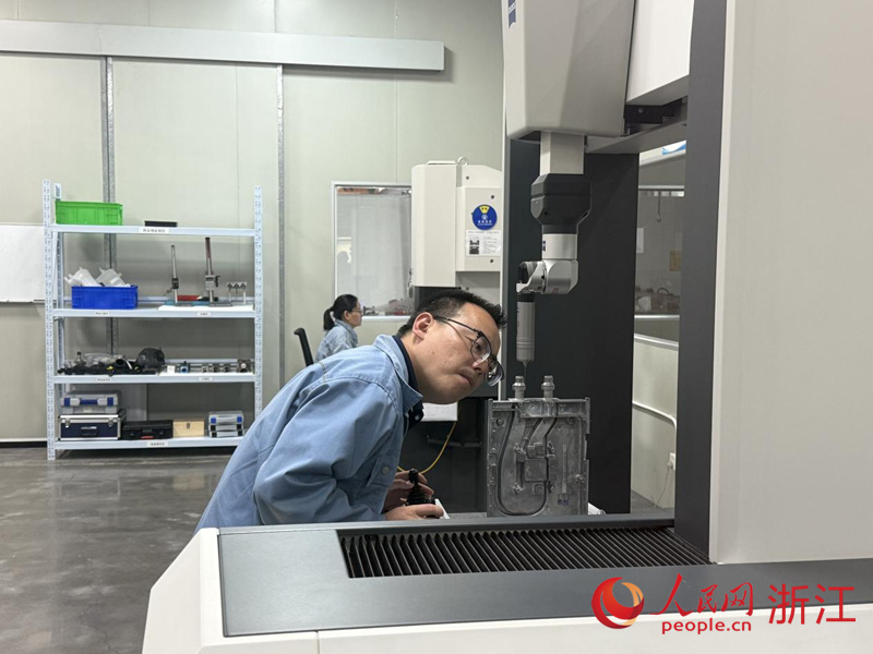 企業實驗室內，研發人員正在對產品進行測試。人民網 方彭依夢攝