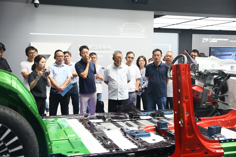 參觀企業展廳。駱駝街道供圖