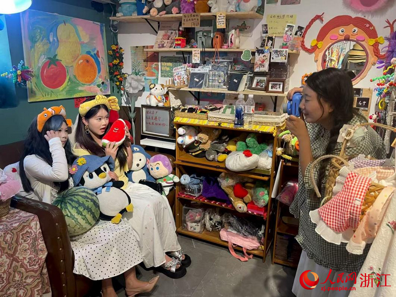 在李祖村一間雜貨鋪，年輕人正在打卡拍照。人民網記者 王麗瑋攝