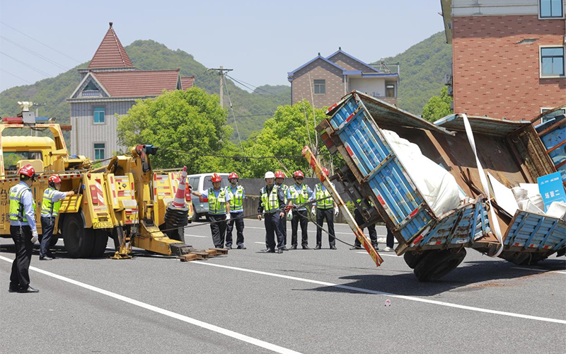 開展清障施救技術技能提升行動。杭州南管理中心供圖