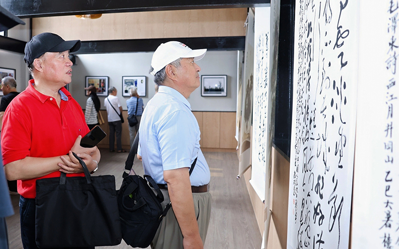 書畫攝影展展出了百余幅作品?；顒臃焦﹫D