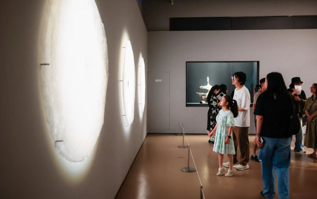 “絲光度——梁紹基的良渚夢境”展覽在良渚博物院開幕