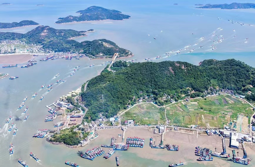 象山縣石浦港千余艘漁船一同啟航。象山縣委宣傳部供圖