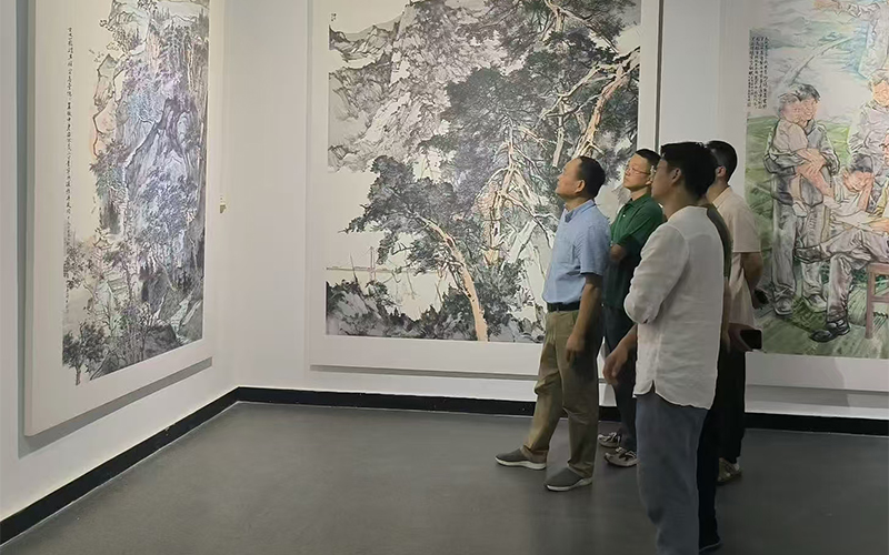 觀眾欣賞入選繪畫作品。葉淺予藝術館供圖