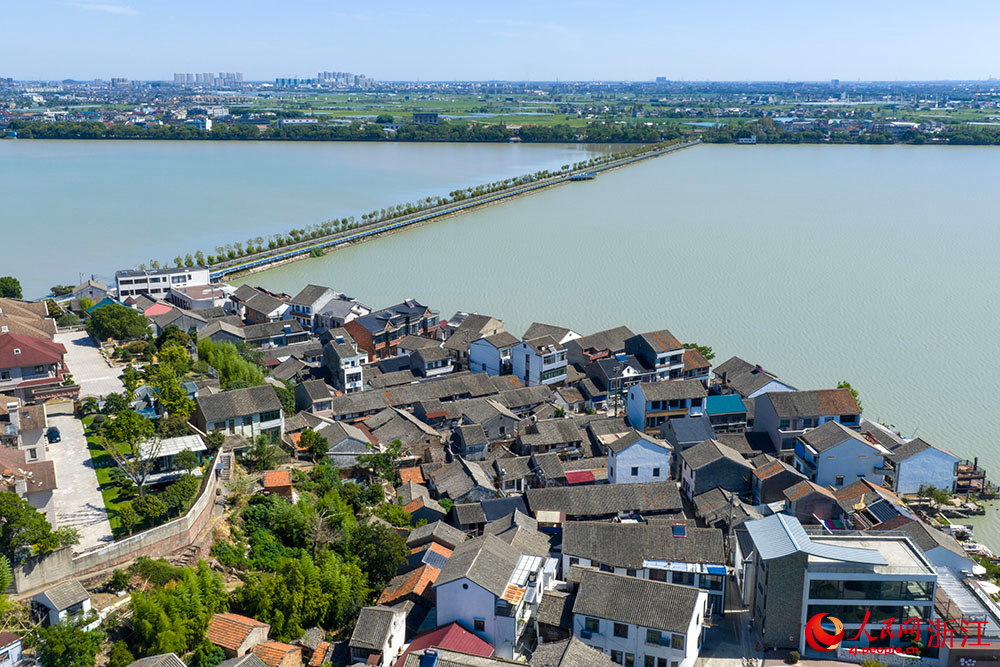 空中俯瞰浙江省慈溪市觀海衛鎮雙湖村，枕湖而居，古韻悠長。人民網 章勇濤攝