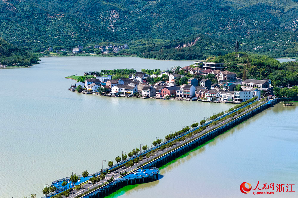 空中俯瞰浙江省慈溪市觀海衛鎮雙湖村，枕湖而居，古韻悠長。人民網 章勇濤攝