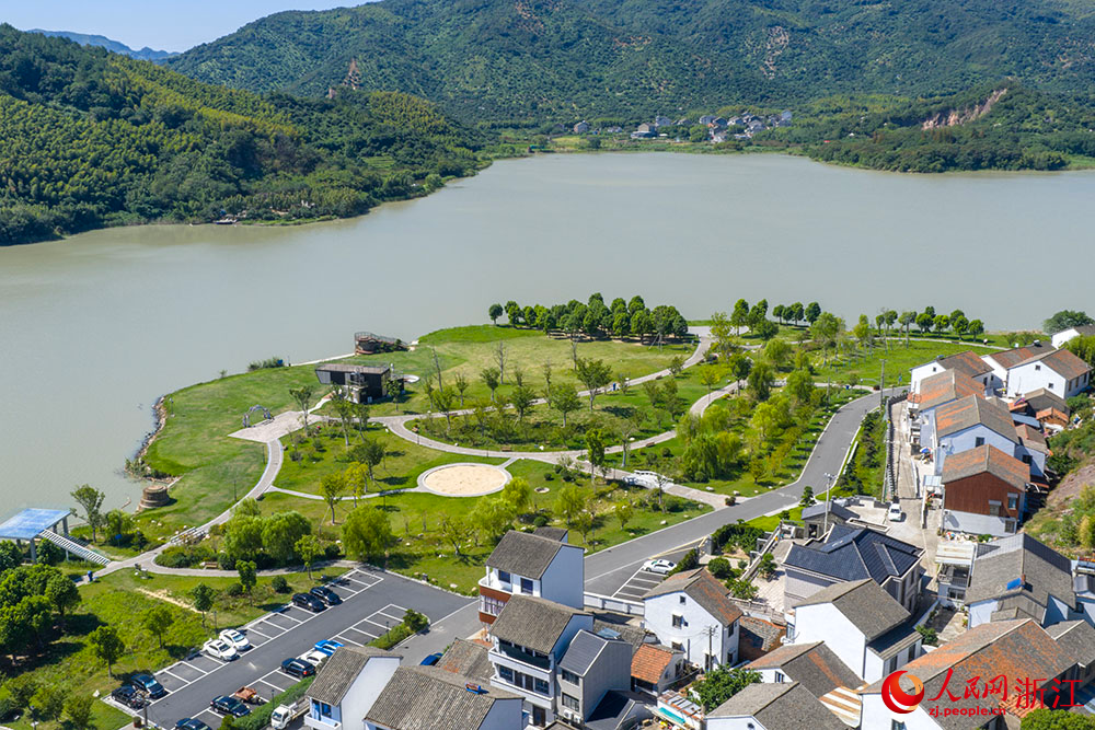 空中俯瞰浙江省慈溪市觀海衛鎮雙湖村，枕湖而居，古韻悠長。人民網 章勇濤攝