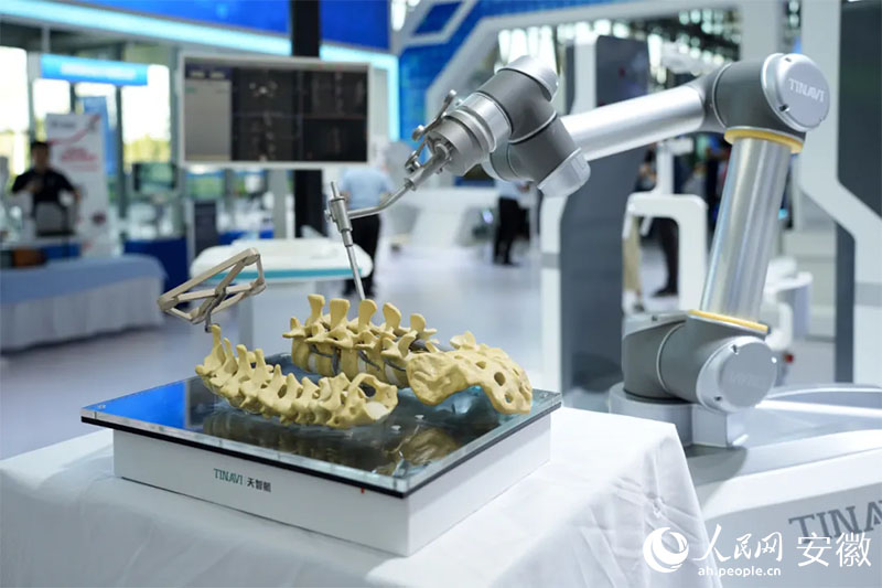 2024世界制造業大會上展出的骨科手術機器人。人民網記者 王銳攝