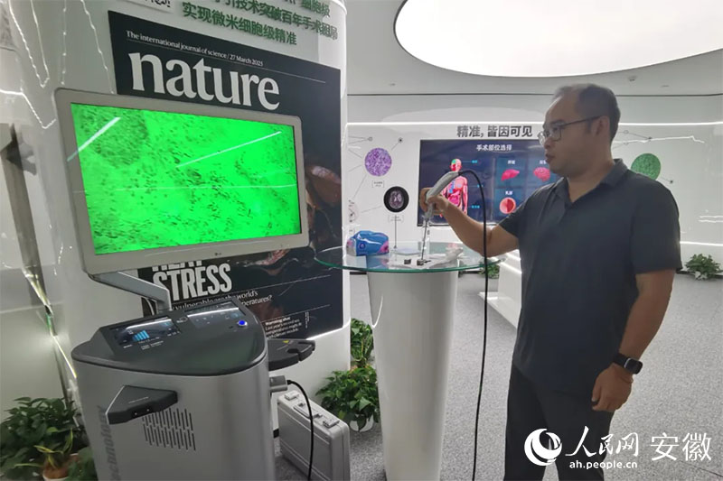 陳廷嘉演示“安刀”使用方法。人民網記者 胡雨松攝