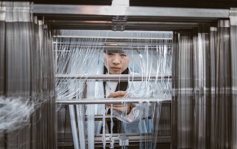 浙江東進新材料有限公司實驗室內，實驗人員正在進行新型面料研發。姚加峰 攝