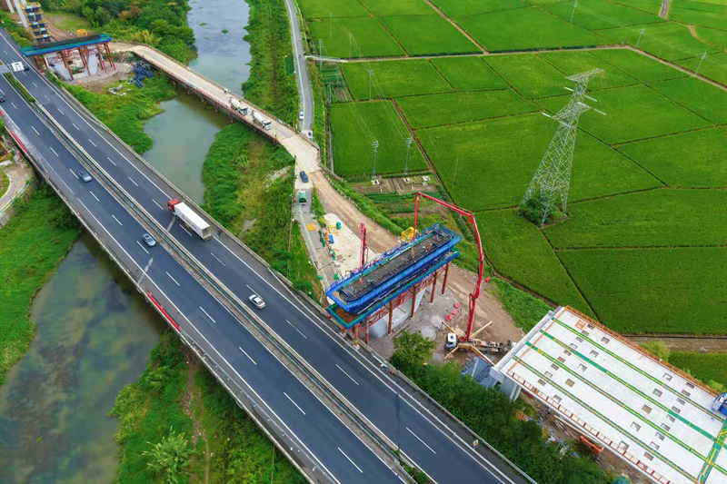 東江系桿拱橋首個墩柱蓋梁澆筑現場。朱利娟攝