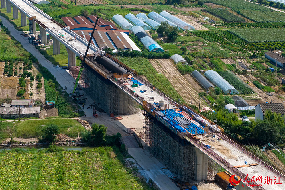 空中俯瞰寧波至慈溪市域（郊）鐵路觀海衛段施工現場。人民網 章勇濤攝