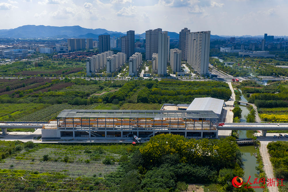 空中俯瞰寧波至慈溪市域（郊）鐵路觀海衛段施工現場。人民網 章勇濤攝