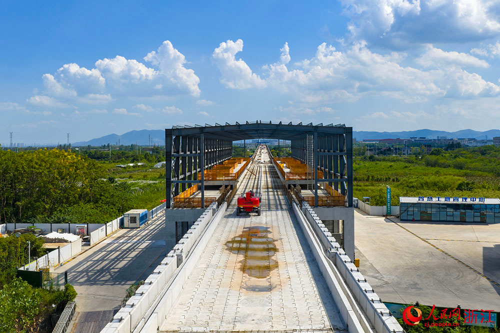 空中俯瞰寧波至慈溪市域（郊）鐵路觀海衛段施工現場。人民網 章勇濤攝