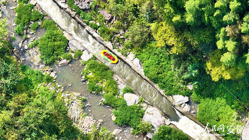 俯瞰霍山大峽谷漂流。人民網 郭昊攝