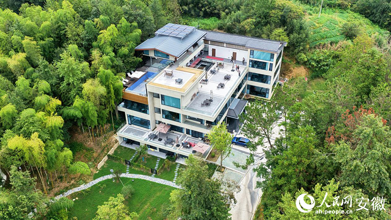 俯瞰霍山縣的漫宿竹寧溪語民宿。人民網 郭昊攝