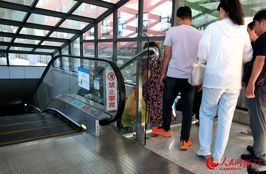 進出站，只有上行電梯，無下行電梯。人民網記者 張麗瑋攝
