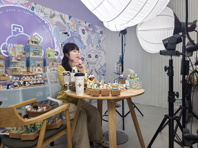 主播在“共享直播間”介紹產品。云和縣委宣傳部供圖