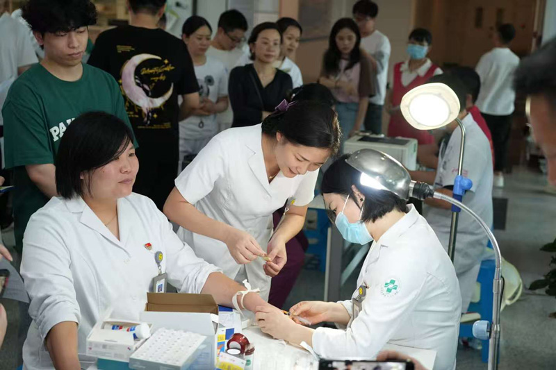 公益獻血活動現場。臺州恩澤醫療中心（集團）供圖