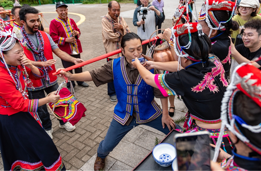作家體驗蓮都畬族民俗。傅小路攝