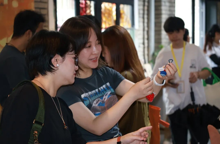 欣賞當地文創。丹婷攝