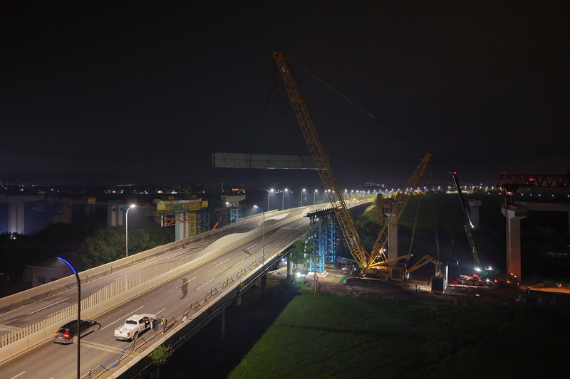 甬臺溫改擴建寧波南段項目上跨金海路架梁施工現場。朱利娟攝