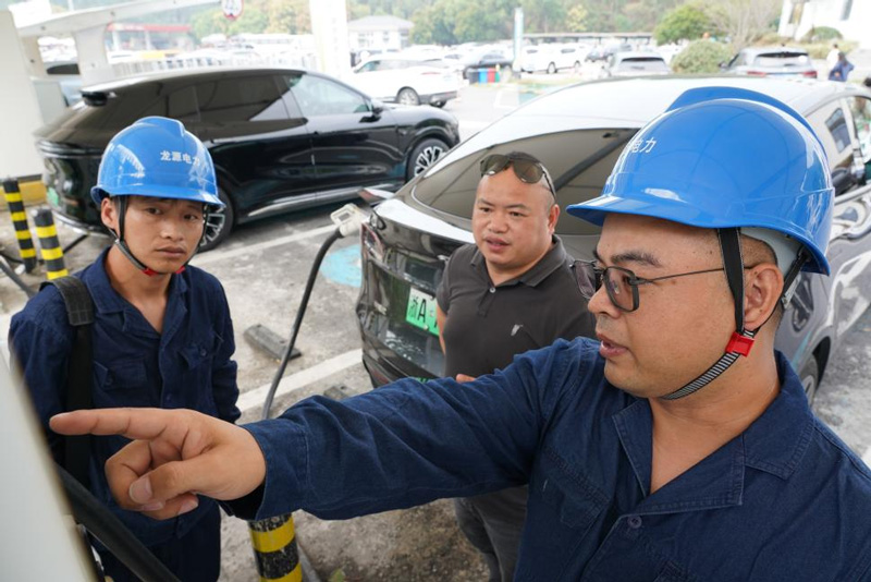 巡檢人員演示充電操作步驟。杭州龍源電力有限公司供圖