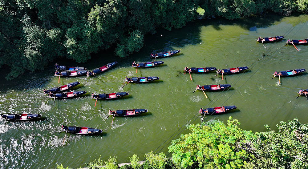 “千年運河 烏篷競渡”2025第二屆紹興烏篷船馬拉松邀請賽現場。袁云攝