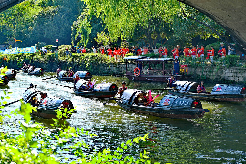 “千年運河 烏篷競渡”2025第二屆紹興烏篷船馬拉松邀請賽現場。袁云攝