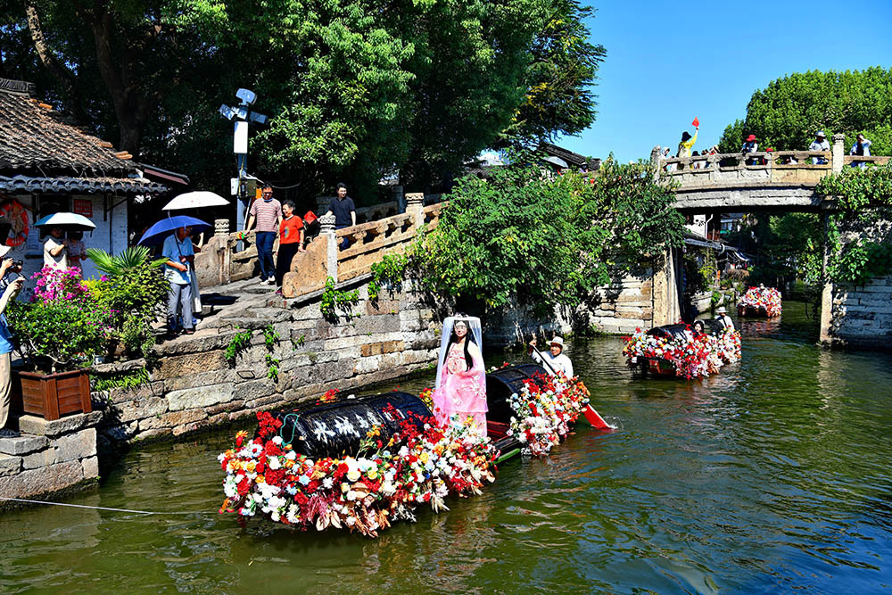 “千年運河 烏篷競渡”2025第二屆紹興烏篷船馬拉松邀請賽現場。袁云攝