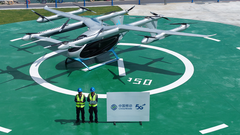 浙江移動工作人員在eVTOL首飛前進行網絡測試。浙江移動供圖