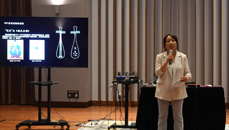 漆明鏡介紹“魏氏”樂譜。湖州市委宣傳部供圖